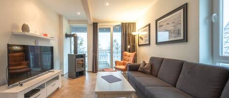 Smart TV, fireplace