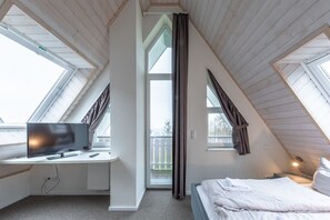 2 bedrooms, travel crib, free WiFi