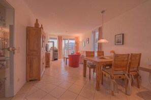 Une chambre d’hôtel avec un coin repas, une cuisine et une vue sur la ville.