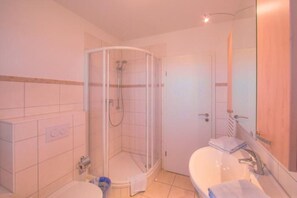 A bathroom with a shower, toilet, and sink. - liebevoll eingerichtetes Appartement in Rechlin (Rechlin)