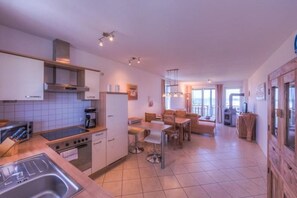 Réfrigérateur, micro-ondes, plaque de cuisson, lave-vaisselle