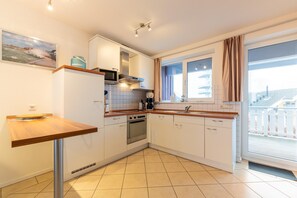 Kühlschrank, Mikrowelle, Herdplatte, Geschirrspüler