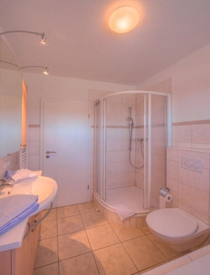 A bathroom with a shower, toilet, and sink. - exklusives Appartement in Rechlin (Rechlin)