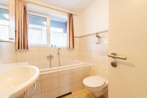 Ducha, bañera de hidromasaje, toallas