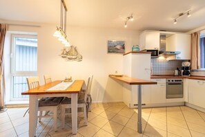 Kühlschrank, Mikrowelle, Herdplatte, Geschirrspüler