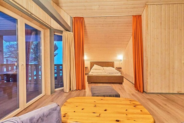 3 chambres, lit de bébé portatif