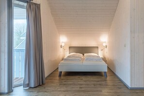 3 bedrooms, travel crib