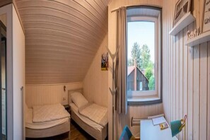 3 bedrooms, travel crib