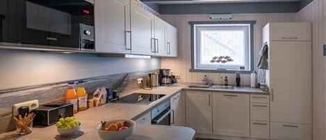 Geladeira, micro-ondas, fogão, cooktop