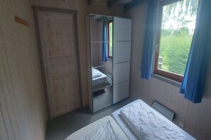 2 chambres, fer et planche à repasser, lit parapluie