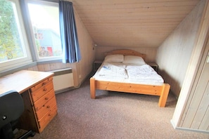 2 bedrooms, travel crib