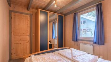 2 bedrooms, travel cot