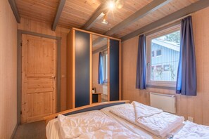 2 bedrooms, travel crib