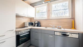 Een koelkast, een microgolfoven, een oven, een kookplaat