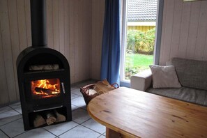 Een televisie en een open haard