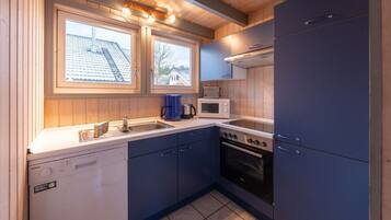 Frigorífico, microondas, horno y placa de cocina