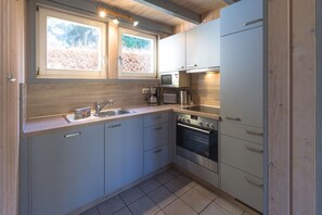 冷蔵庫、電子レンジ、オーブン、コンロ