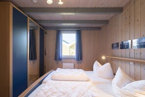 3 bedrooms, travel crib