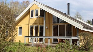 A two-story yellow house with large windows and a chimney. - skandinavisches Ferienhaus in Mirow (Granzow)