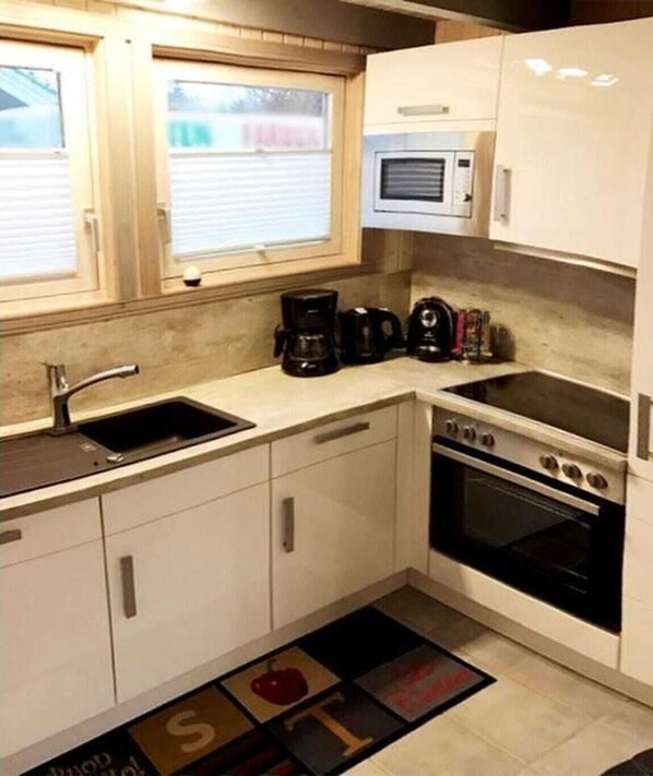 Refrigerador, microondas, horno y parrilla de estufa 