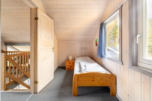 2 Schlafzimmer, Reisekinderbett