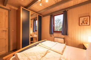 2 Schlafzimmer, Reisekinderbett