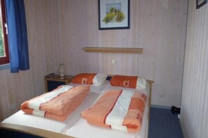 2 間睡房、可攜式嬰兒床