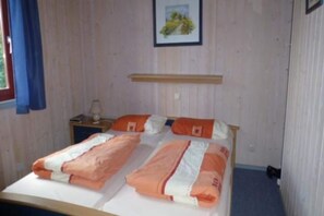 2 Schlafzimmer, Reisekinderbett