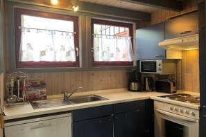 Frigorífico, horno, placa de cocina y lavavajillas