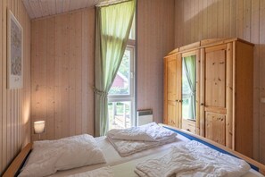 4 bedrooms, travel crib