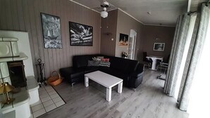 Una sala de estar con sofá, una mesa de centro y una chimenea.
