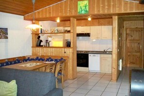 Kjøleskap, ovn, kokeplater og oppvaskmaskin