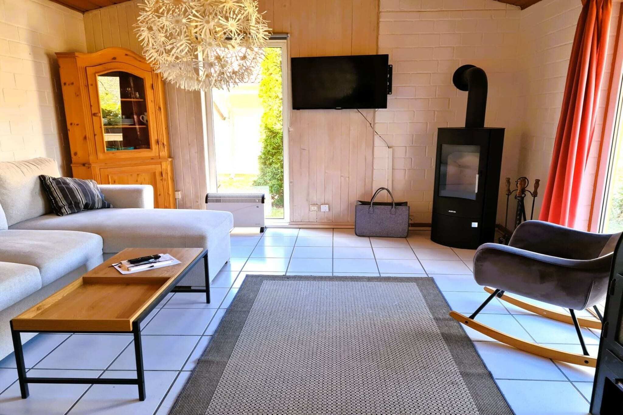 Una Smart TV, una chimenea
