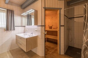 Shower, jetted bath, bidet - exklusives skandinavisches Ferienhaus (Granzow)