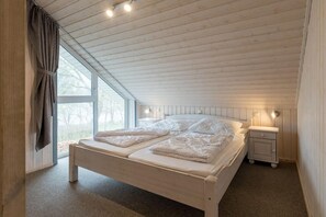 4 bedrooms, travel crib