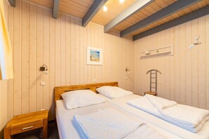4 bedrooms, travel cot