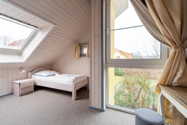 4 bedrooms, travel crib