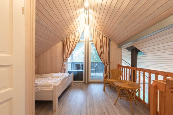 2 bedrooms, travel crib