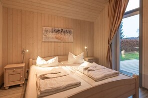 2 室のベッドルーム、旅行用ベビーベッド