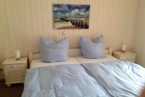 2 Schlafzimmer, Reisekinderbett