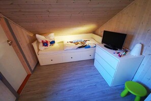 2 bedrooms, travel crib