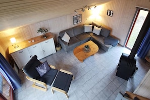 Een televisie en een open haard