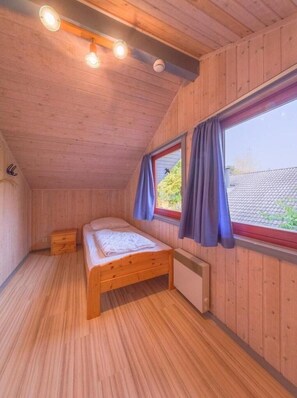 3 bedrooms, travel crib