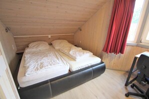 3 Schlafzimmer, Reisekinderbett