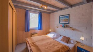 2 室のベッドルーム、旅行用ベビーベッド