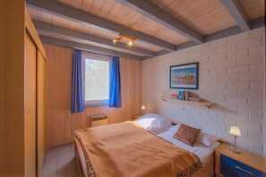 2 bedrooms, travel crib