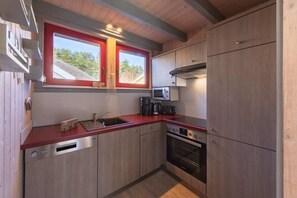 Kjøleskap, mikrobølgeovn, ovn og kokeplater