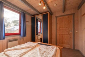 2 bedrooms, travel cot