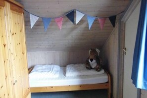 2 bedrooms, travel crib