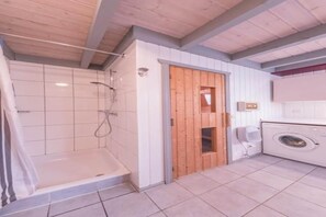 Shower - Ferienhaus im skandinavischen Stil (Granzow)